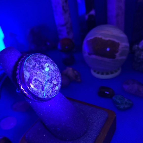 Comfort Curl Adjustable Large Round Turritella Ring! GLOWS UNDER BLACKLIGHT! - Picture 10 of 16